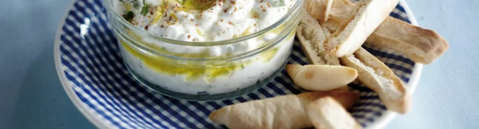 Hangop dip met broodstengels