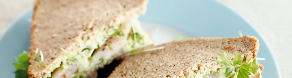 Roggebroodsandwich met haring, biet en avocado