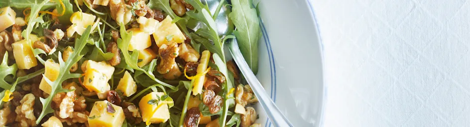 Salade met oude kaas, blanke rozijnen, honing en noten