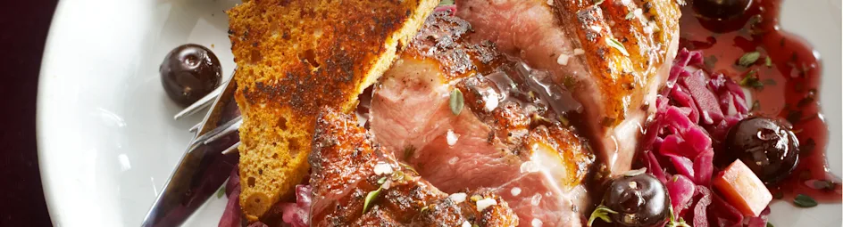 Eendenborst met blauwe bessen en kruidkoek