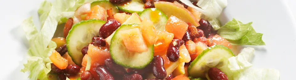 Komkommersalade met spek en bonen