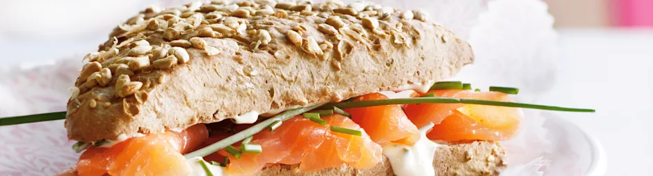 Meergranentriangel met gerookte zalm en sinaasappelmayonaise