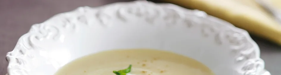 Selderijsoep met appel en gevulde croutons