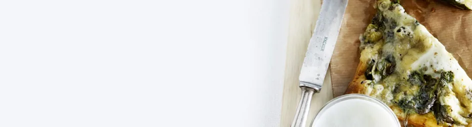 Plaattaart met verse spinazie, spiegelei en blauwe kaas