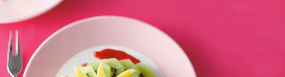 Kiwi-mangosalade met bosvruchtencoulis