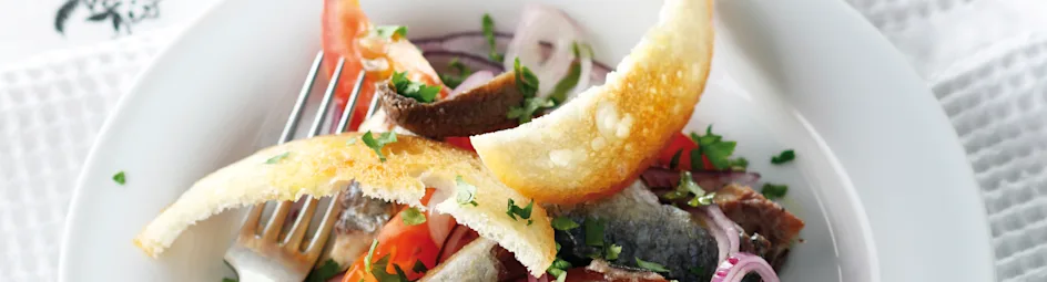 Sardine-ansjovissalade met knoflookcroutons