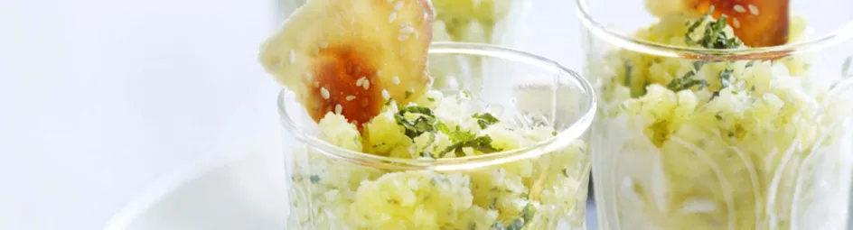 Mango-muntgranita met sesamwafel