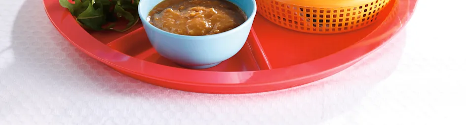 Patat met sticky kipvleugels en pindadip