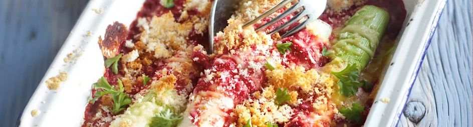 Prei uit de oven met tomaten-bietensaus