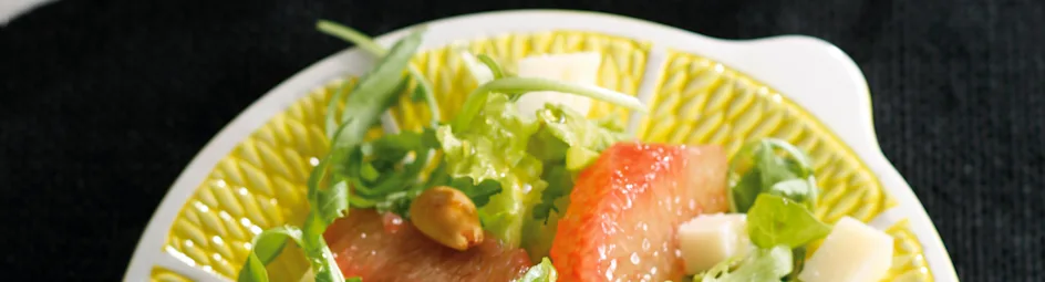 Salade met geitenkaas, amandelen en rode grapefruit