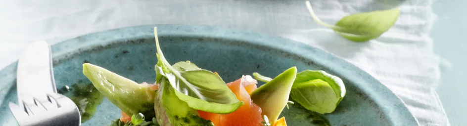 Zalm-avocadobakje met basilicumdressing