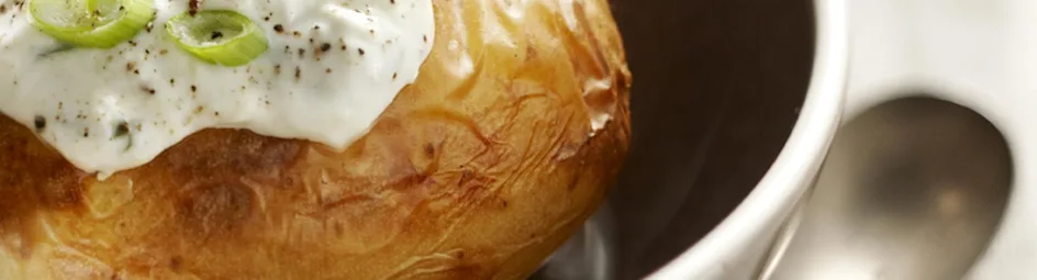 Gepofte aardappel met kwarktopping