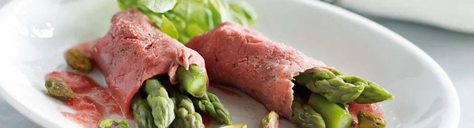 Rosbiefrolletjes met gazpachodressing en geroosterde pistaches