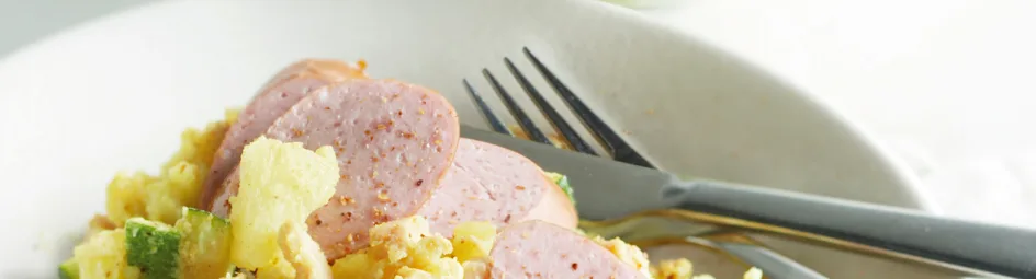 Courgettestamppot uit de wok met ham en ananas