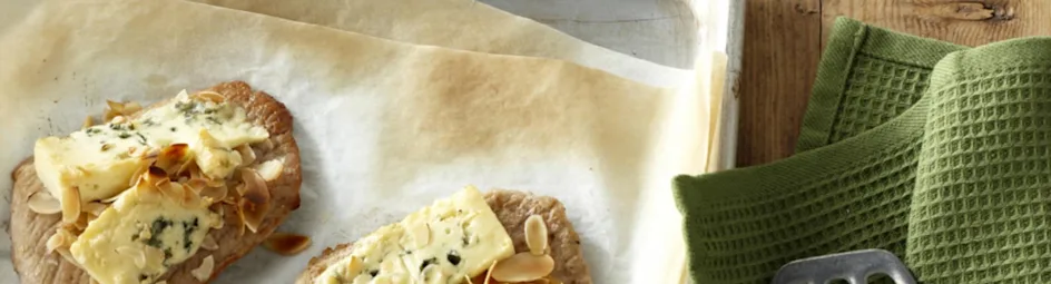 Schnitzel gegratineerd met blauwe kaas en amandelen