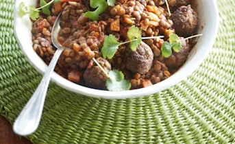Linzenstoofpot met gehaktballetjes