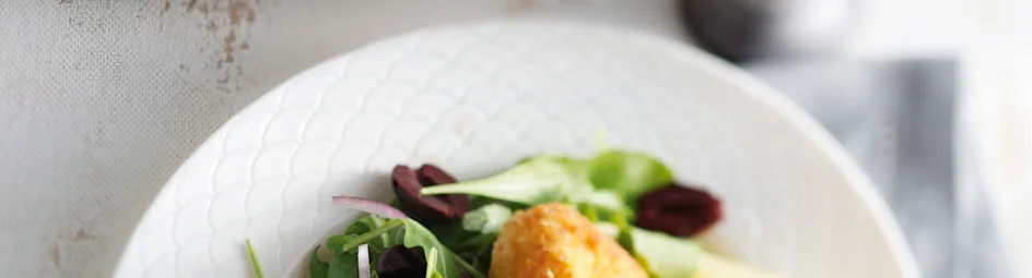 Rijst-mozzarellaballetjes met rucola