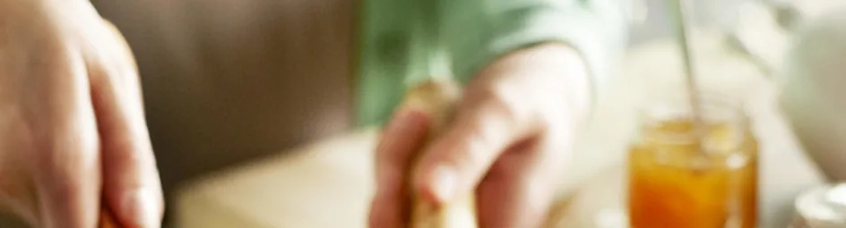 Ontbijtomelet met witbrood en jam