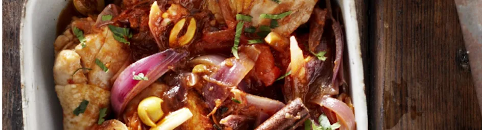 Drumsticks met tomaat, kaneel en olijven