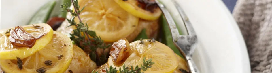 Kipkarbonade met citroen, tijm en honing