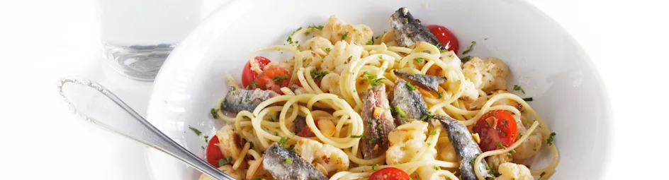 Spaghetti met bloemkool en sardines