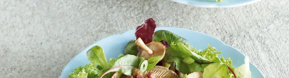 Salade met bospaddenstoelen en gekonfijte sjalotjes