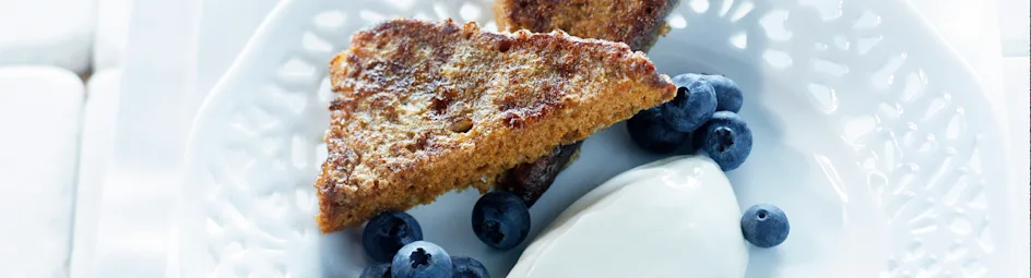 Wentelteefjes van kruidkoek met blauwe bessen en hangop