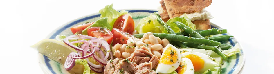 Mediterrane tonijnsalade met warme honingvinaigrette