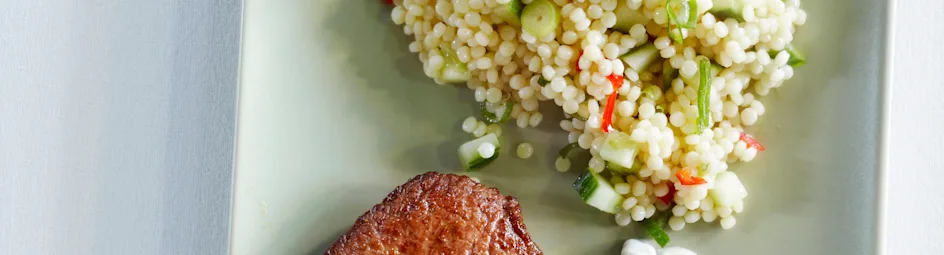 Couscoussalade met geroosterde biefstuk en tzatziki