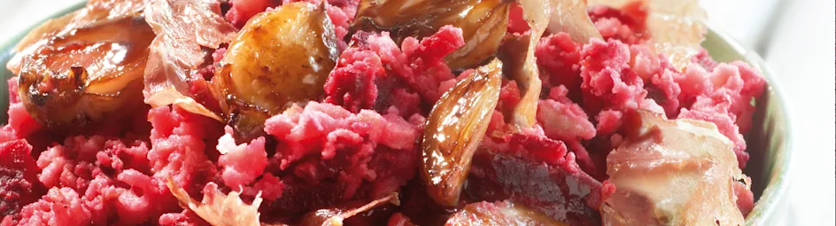 Stamppot met biet, balsamico-uien en krokante parmaham