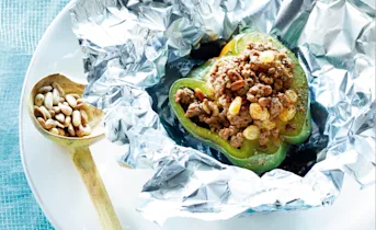 Gegrilde en gevulde paprika's