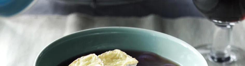 Rode uiensoep met camembertcrouton