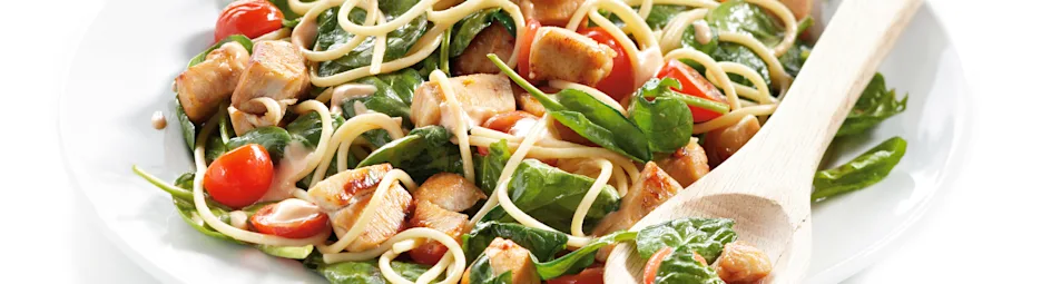 Pastasalade met kip en basilicumdressing