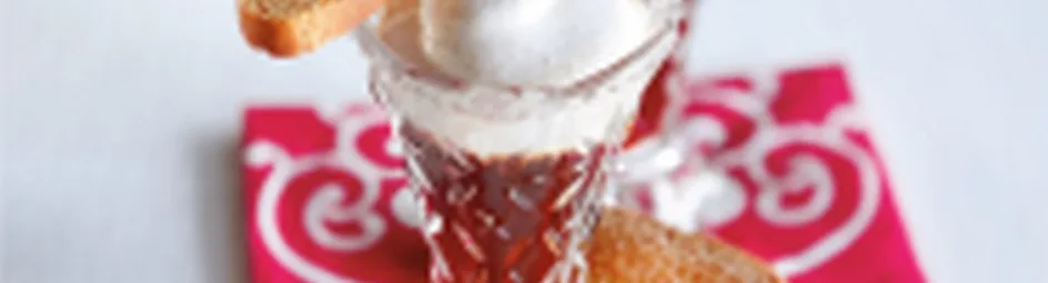 Koffiedessert met likeur en kaneelslagroom