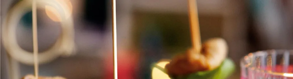 Kaneelkip met vijgen op een prikker