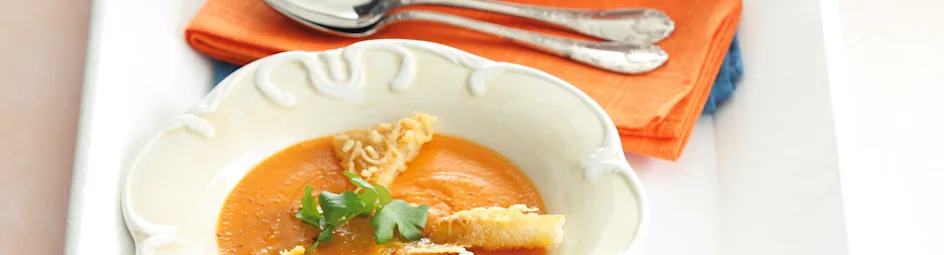 Verse tomatenbouillon met kaascroutons