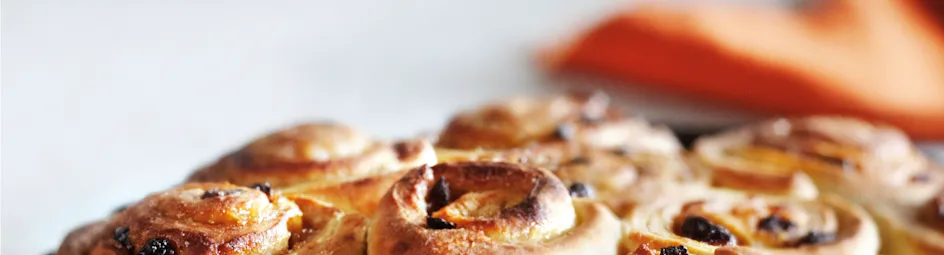 Kaneelrolletjestaart met rozijnen