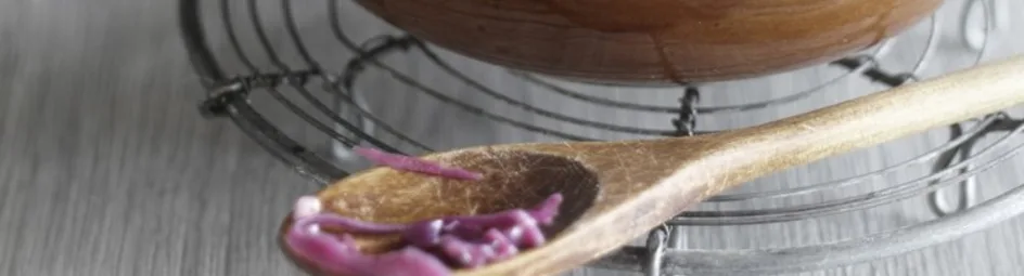 Rodekool met appeltjes, rozijnen en sinaasappelschil