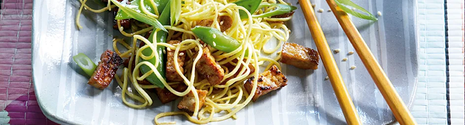 Gebakken mie met sugarsnaps en pikante tofu