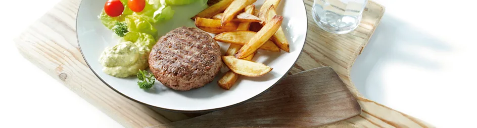 Gegrilde pikante burgers met sla en kruidenmayonaise