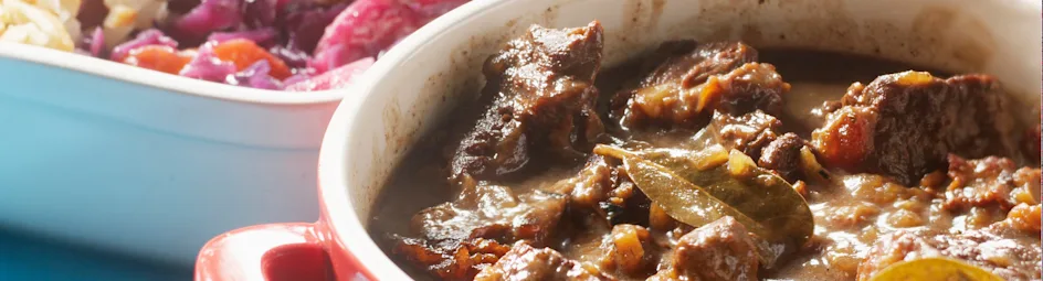 Rodekoolschotel met zuurvlees