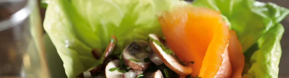Salade van champignons en verse kruiden