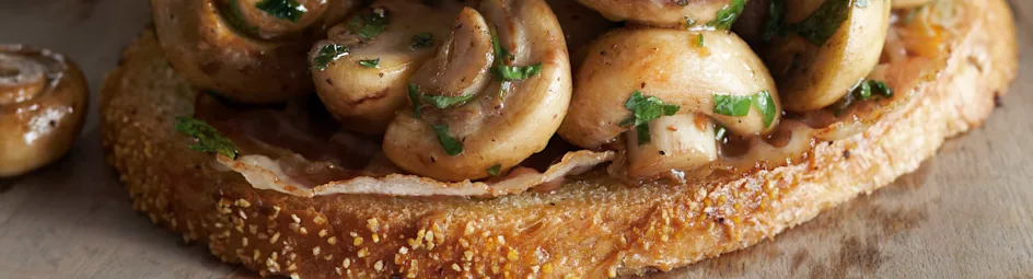 Klassieke toast met gebakken paddenstoelen en spek