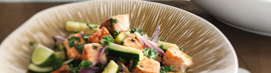 Roerbakschotel met zalm en courgettereepjes