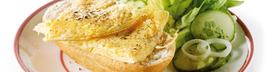 Kaasomelet met kropsla en stokbrood