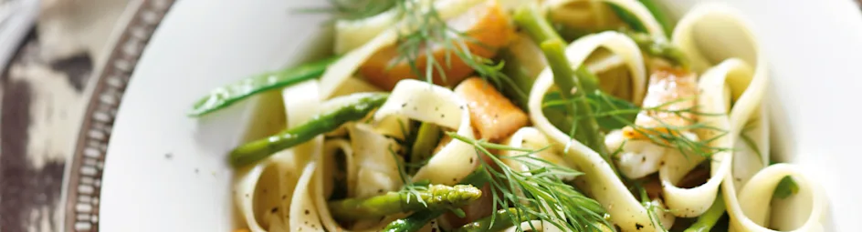 Tagliatelle met gerookte forel, asperges en peultjes