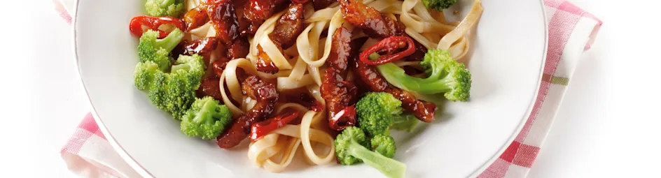 Roergebakken spekreepjes met broccoli en mie