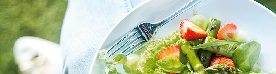 Groene salade met asperges, aardbeien en druiven