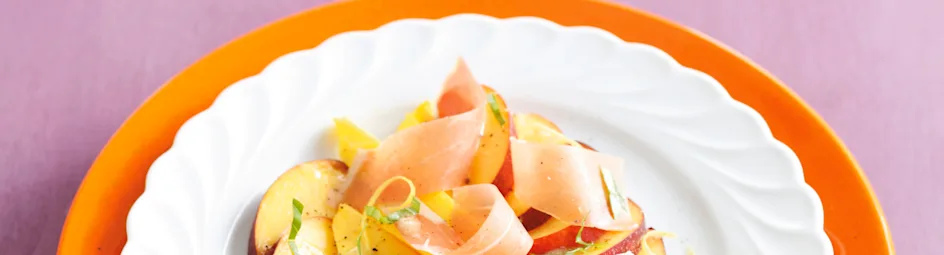 Oranje fruitsalade met parmaham