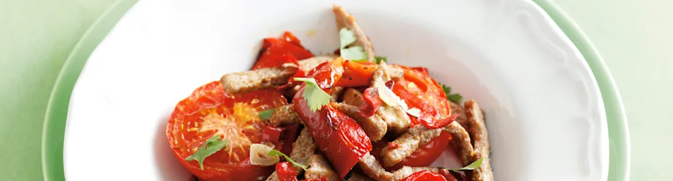 Rode lauwwarme salade met pikant vlees